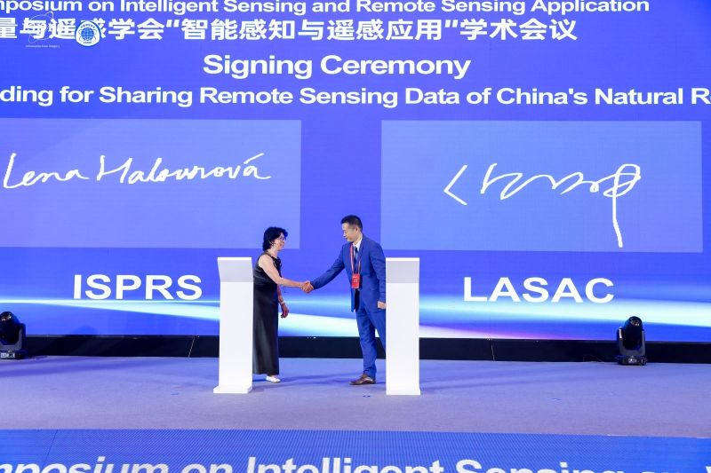 Mr. Ni Qinghua, Director of LASAC, and Lena Halounovà sign the MoU in Changsha